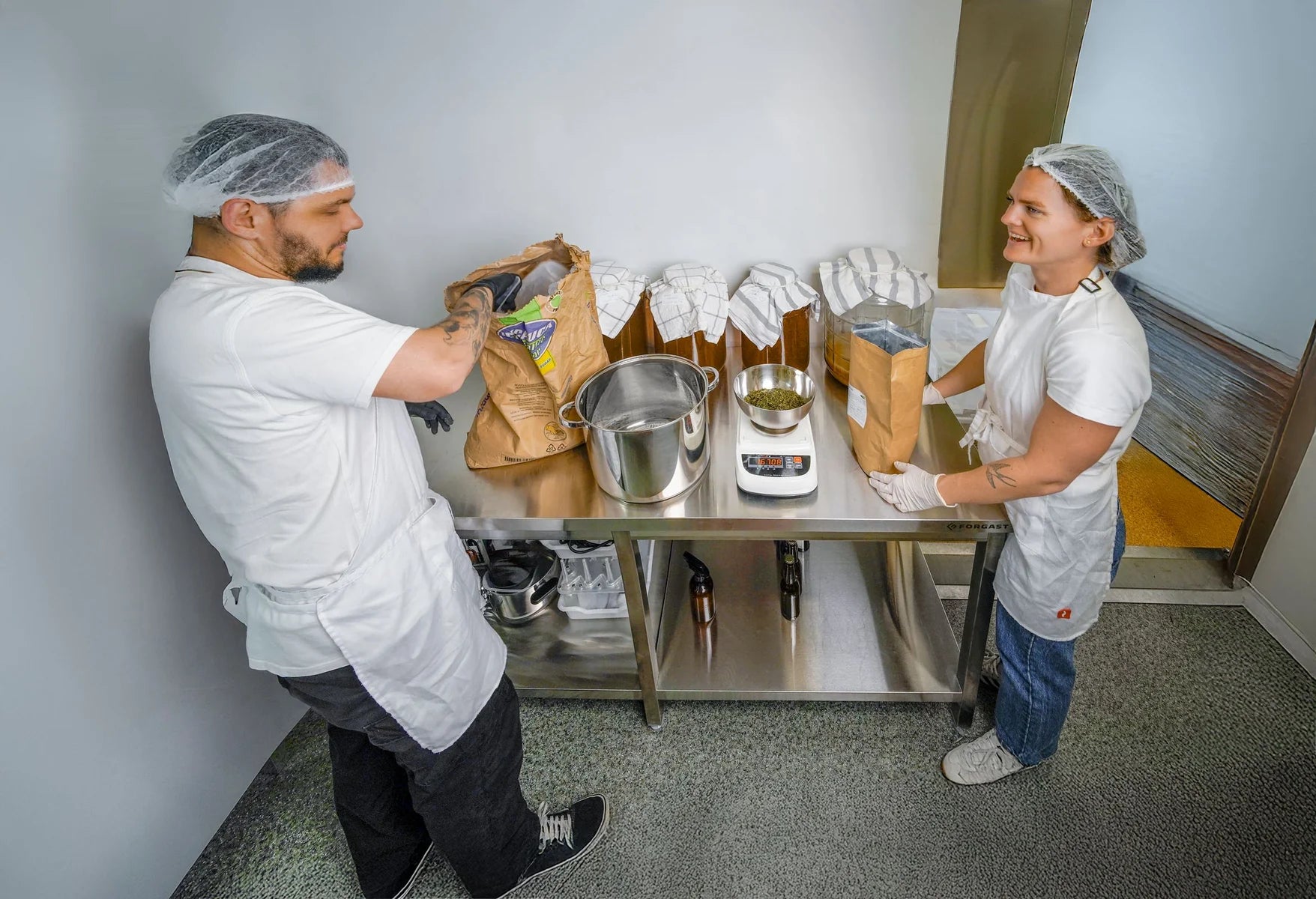 Agatha i Grzegorz Niepasteryzowana Kombucha Local Kombucha